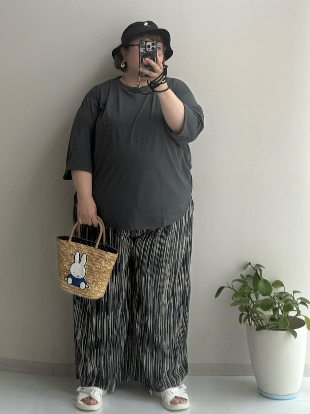 ブラック系のパンツ、ホワイト系のサンダル、グレー系のTシャツ/カットソーを着用したレディースの夏コーディネートの1枚目の写真