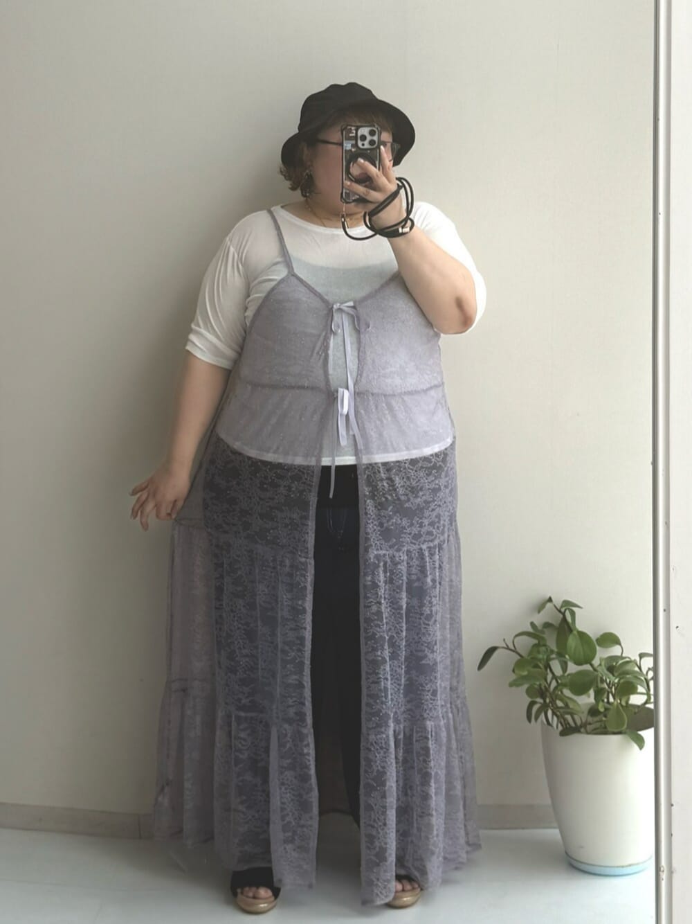 ブラック系のサンダル、ブラック系のキャミソール、ブルー系のワンピースを着用したレディースの夏コーディネートの1枚目の写真
