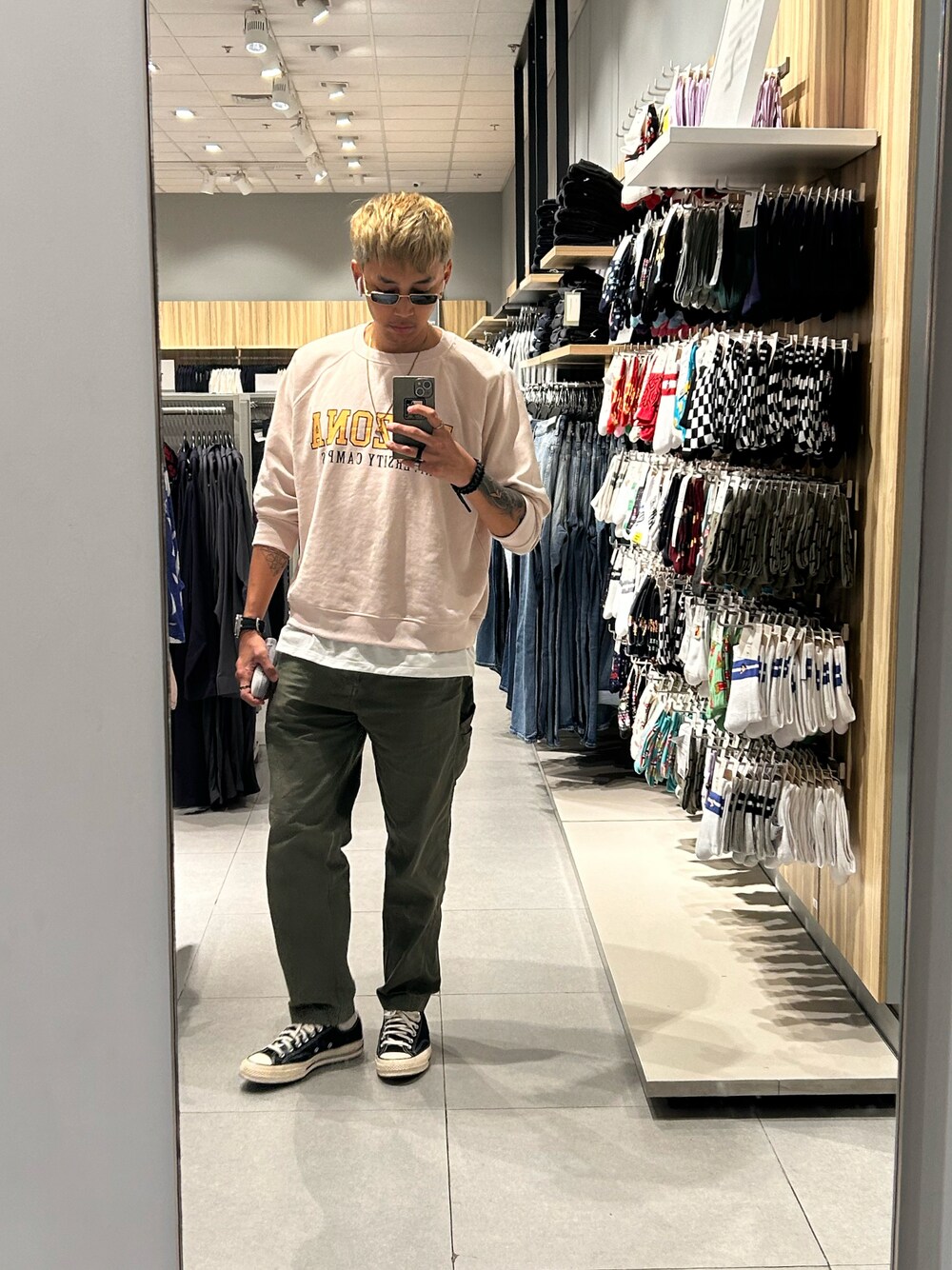 「H&M、converse、UNIQLO、drippy」｜「H&Mのアイテム（スウェット、その他）」を使った、2600sjorgenさん（メンズ・180cm）の春コーディネートの1枚目の写真