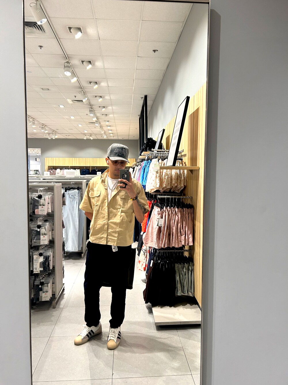 「adidas Originalsのアイテム（スニーカー、ホワイト系）」を使った、2600sjorgenさん（メンズ・180cm）の春コーディネートの1枚目の写真