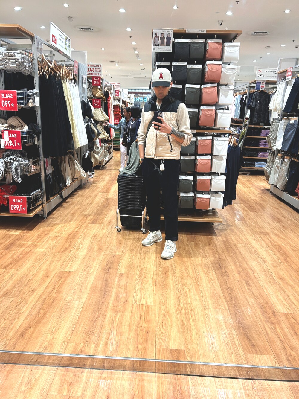 「asics、UNIQLO、47 BRAND」｜「'47のアイテム（キャップ、ホワイト系）」を使った、2600sjorgenさん（メンズ・180cm）の春コーディネートの1枚目の写真