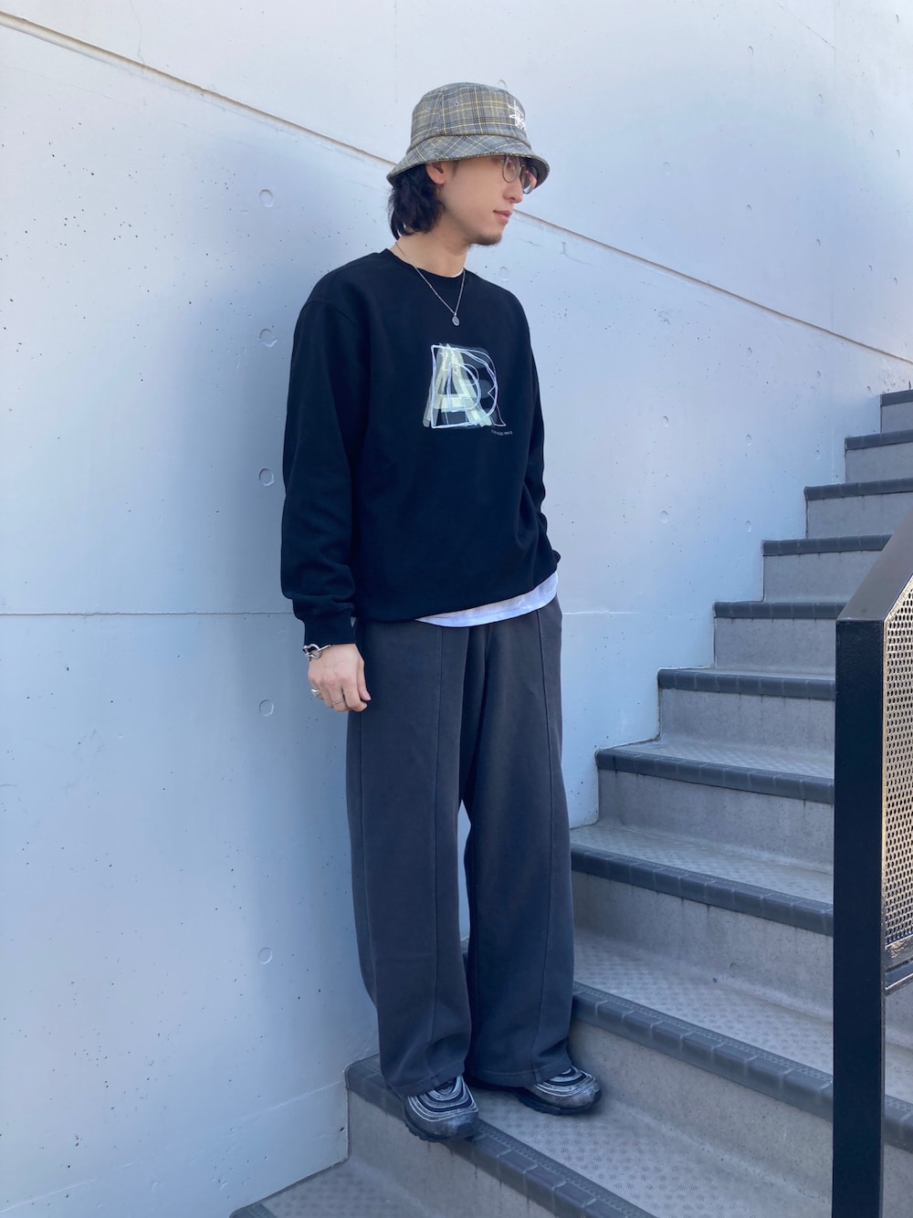 「バケットハット、メンズファッション、ダル着、バケハコーデ、春服コーデ、スニーカー、エアマックス97、AIRMAX97、スウェットコーデ、春のNewスタイル」｜「STUSSYのアイテム（ハット、イエロー系）」を使った、Osam@脱シンプルコーデさん（メンズ・178cm）の春コーディネートの1枚目の写真