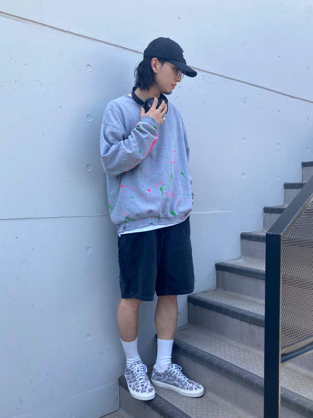 「おでかけコーデ、レイヤードスタイル、スウェット、キャップ、VANS、スケータースタイル、ヘッドホン、短パン、ショーツ、ハーフパンツ、白ソックス、メガネ男子、シンプル、春ファッション、ラフコーデ」｜「schottのSchott/ショット/SUNSHADE 6PANEL CAP/サンシェード 6パネル キャップ（キャップ、ブラック系）」を使った、Osam@脱シンプルコーデさん（メンズ・178cm）の春コーディネートの1枚目の写真