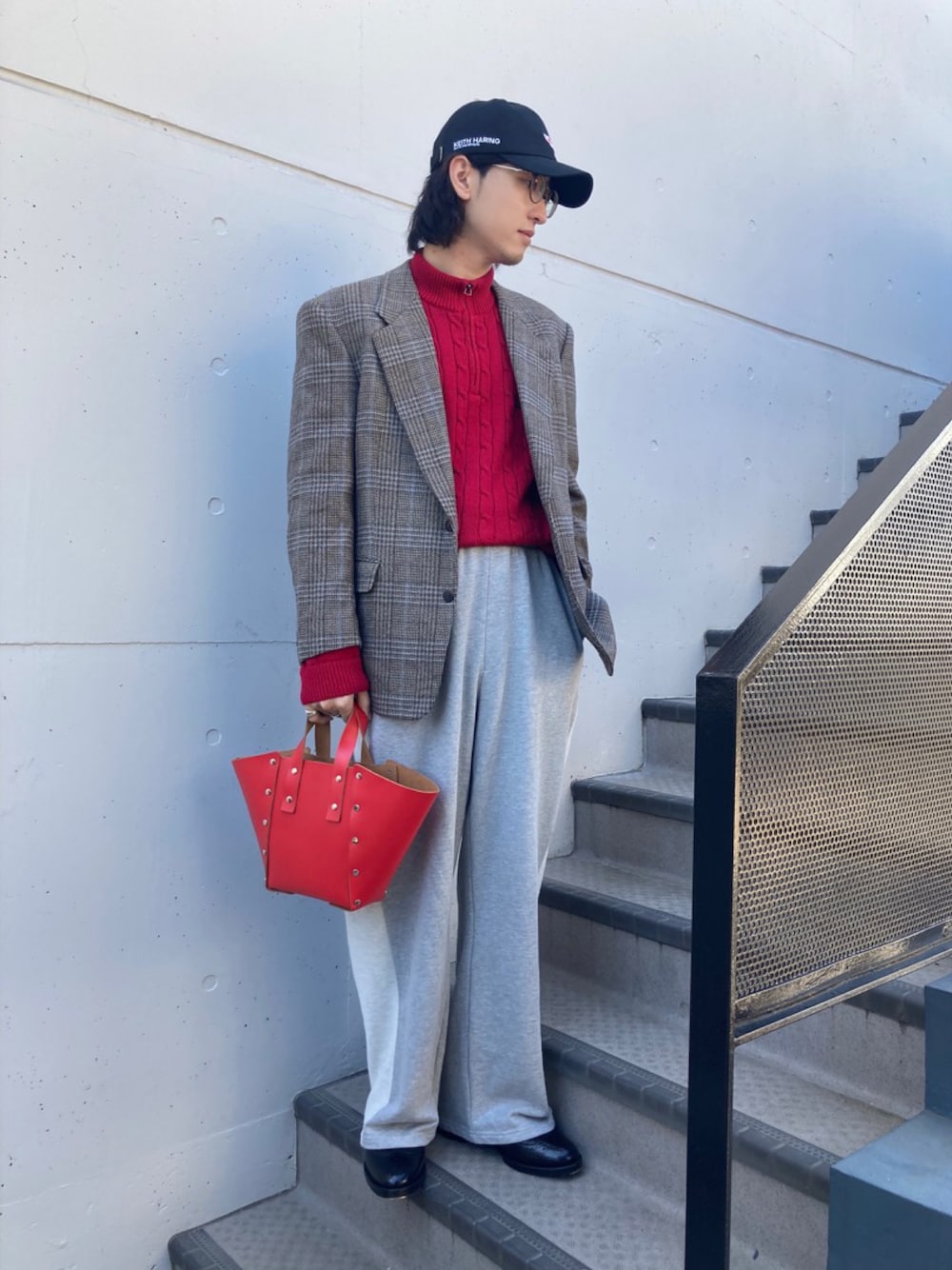 「春服みてみて、春のおしゃ見えテクニック、メンズファッション、大人カジュアル、ワイドパンツ、めがね、テーラードジャケット、タックイン、リラックススタイル、キャップ、春のNewスタイル」｜「Keith Haringのアイテム（キャップ、ブラック系）」を使った、Osam@脱シンプルコーデさん（メンズ・178cm）の春コーディネートの1枚目の写真