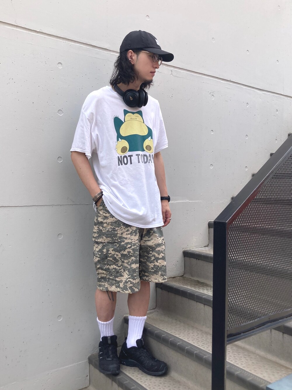 ホワイト系のTシャツ/カットソー、グリーン系のカーゴパンツ、ブラック系のスニーカーを着用したメンズの夏コーディネートの1枚目の写真
