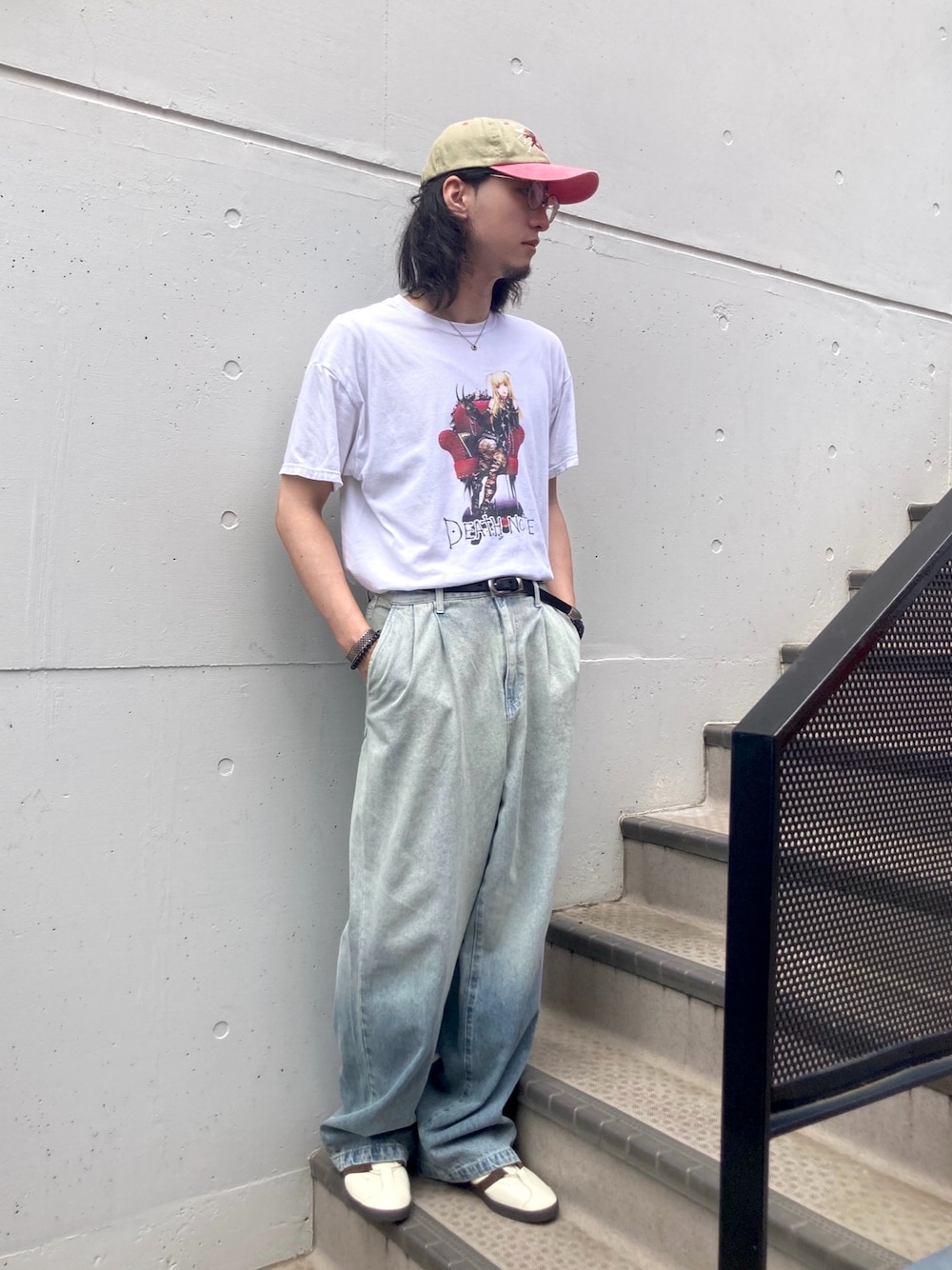 「大人カジュアル、オタクコーデ、白Tシャツ、アニメT、vintage、キャップコーデ、メガネ男子、古着MIX、古着、古着コーデ、デニムパンツ、ワイドデニム、ワイドパンツ、adidas、爽やかコーデ」｜「Alfred Alexの【Alfred Alex】gradation wide straight denim pants / グラデーションワイドストレートデニムパンツ（デニムパンツ、ブルー系）」を使った、Osam@脱シンプルコーデさん（メンズ・178cm）の夏コーディネートの1枚目の写真