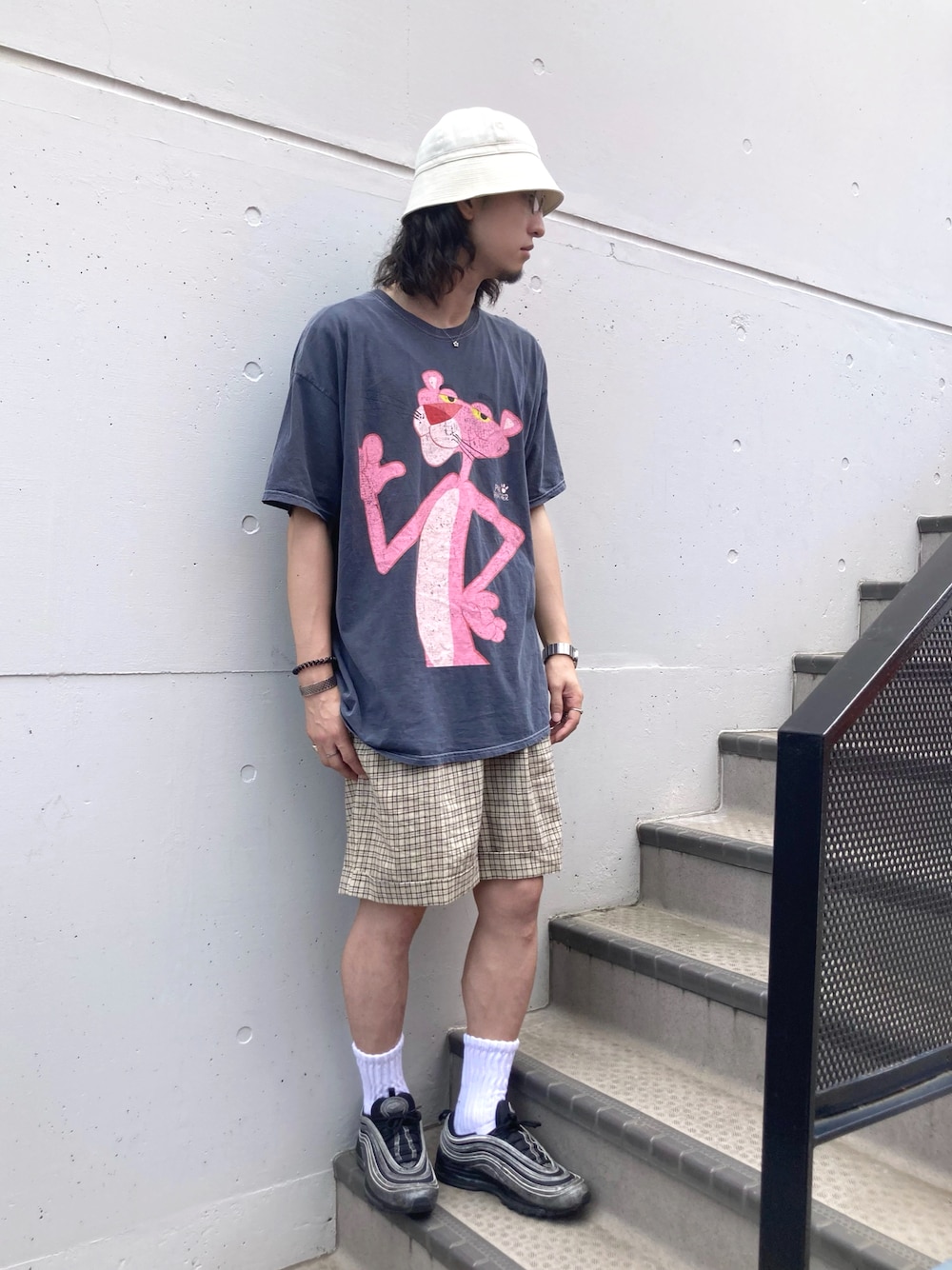 「古着MIX、ロゴT、フェススタイル、夏コーデ、ストリートコーデ、リネン、メガネ男子、アニメT、プリントT、チェックパンツ、チェック、バケットハット、メトロハット、air max 97、ハーフパンツ」｜「ReqHatterのコットン セーラーハット（ハット、ホワイト系）」を使った、Osam@脱シンプルコーデさん（メンズ・178cm）の夏コーディネートの1枚目の写真