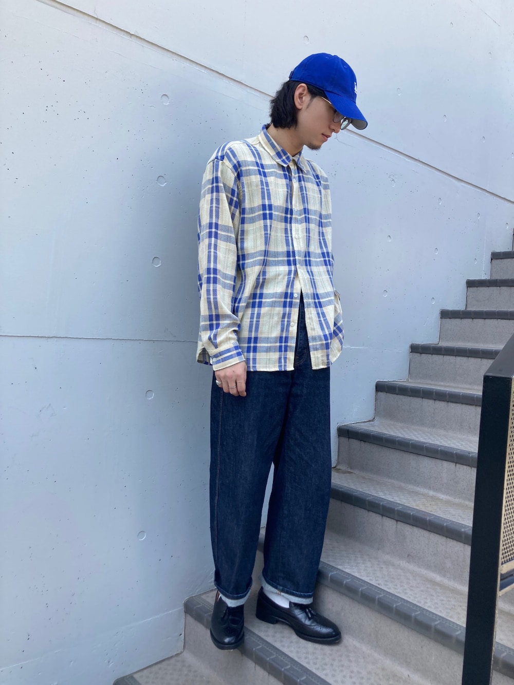 「デニム、春コーデ、ローファー、メガネ男子、チェックシャツ、キャップ、シンプルスタイル、カジュアルコーデ、デートコーデ」｜「NEW ERAのアイテム（キャップ、ブルー系）」を使った、Osam@脱シンプルコーデさん（メンズ・178cm）の春コーディネートの1枚目の写真