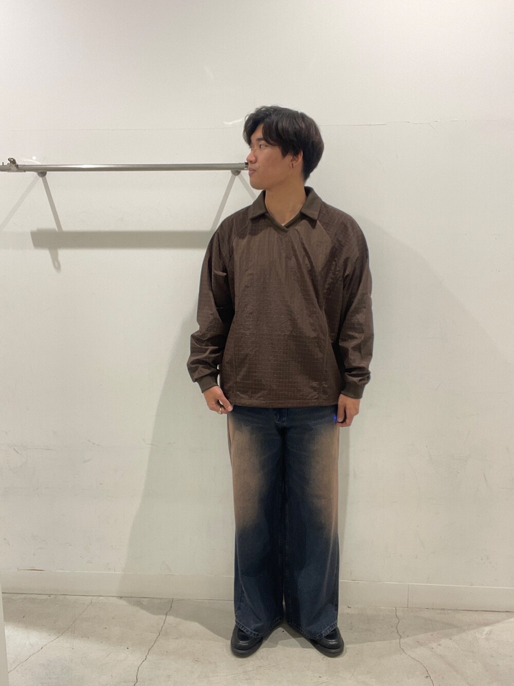 ブラウン系のその他トップス、ブルー系のデニムパンツ、ブラック系のローファーを着用したメンズの秋コーディネートの1枚目の写真
