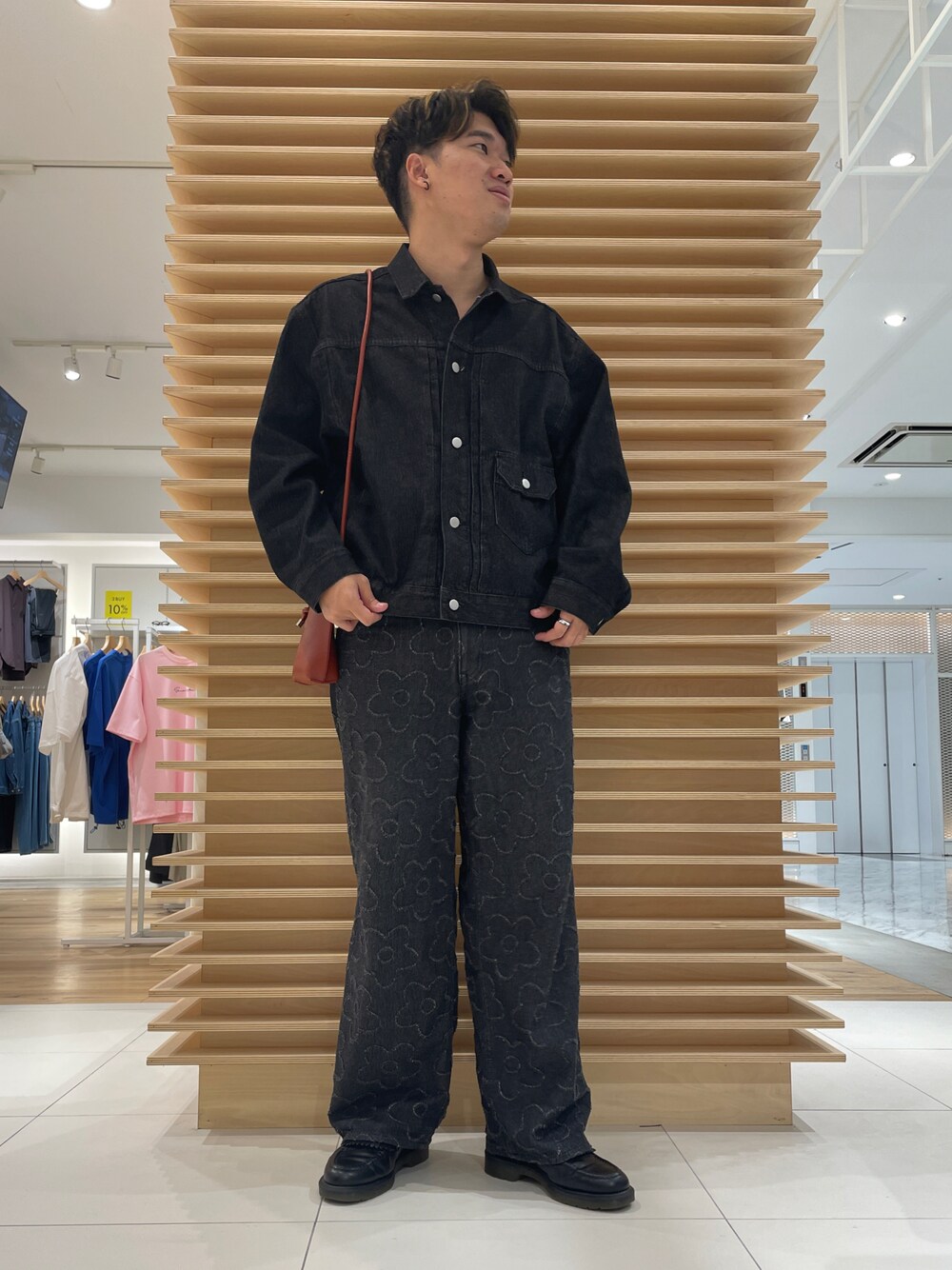 ブラック系のデニムジャケット、ブラック系のデニムパンツ、ブラック系のローファーを着用したメンズの秋コーディネートの1枚目の写真