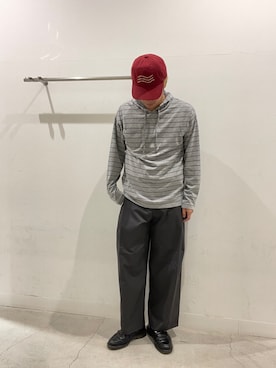 「SMELLY(スメリー)のウェーブレタリングキャップ(キャップ、レッド系)」を使った、yujiさん(メンズ・178cm)の秋コーディネート