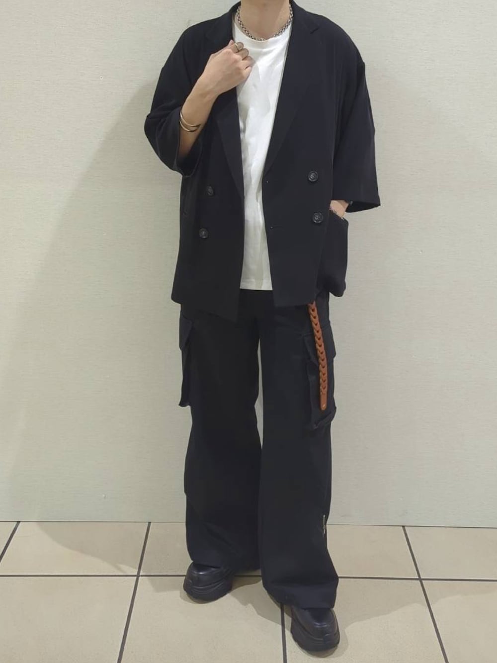 「夏コーデ、モノトーンコーデ、シンプルコーデ、きれいめカジュアル、レイヤードスタイル、テーラードジャケット、白Tシャツ、カーゴパンツ、スニーカー、レザー」｜「remerのloose UNKNOWN double tailored jacket / ルーズアンノウンダブルテーラードジャケット(half sleeve)（テーラードジャケット、ブラック系）」を使った、こうへいさん（メンズ・181cm）の夏コーディネートの1枚目の写真