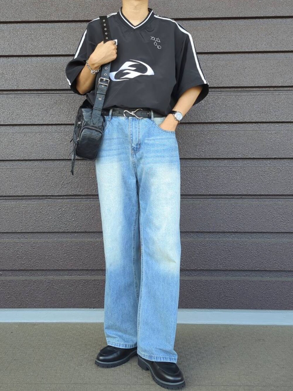 ブラック系のTシャツ/カットソー、ブルー系のデニムパンツ、ブラック系のローファーを着用したメンズの夏コーディネートの1枚目の写真