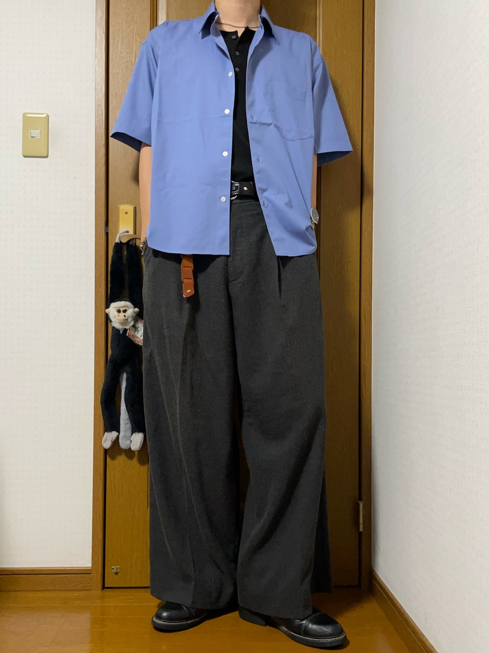 ブルー系のシャツ/ブラウス、ブラック系のTシャツ/カットソー、グレー系のスラックスを着用したメンズの秋コーディネートの1枚目の写真