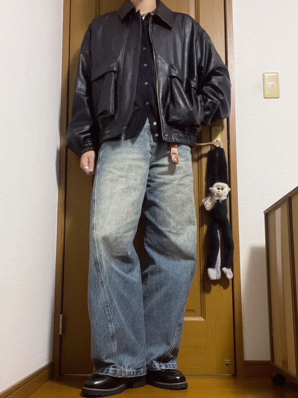 グレー系のシャツ/ブラウス、ブラック系のブルゾン、ブラック系のローファーを着用したメンズの秋コーディネートの1枚目の写真