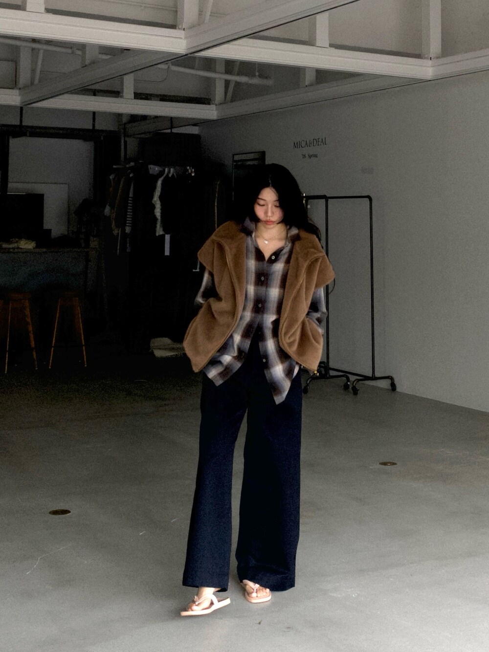 ブラウン系のシャツ/ブラウス、ブラウン系のその他アウターを着用したレディースの秋コーディネートの1枚目の写真