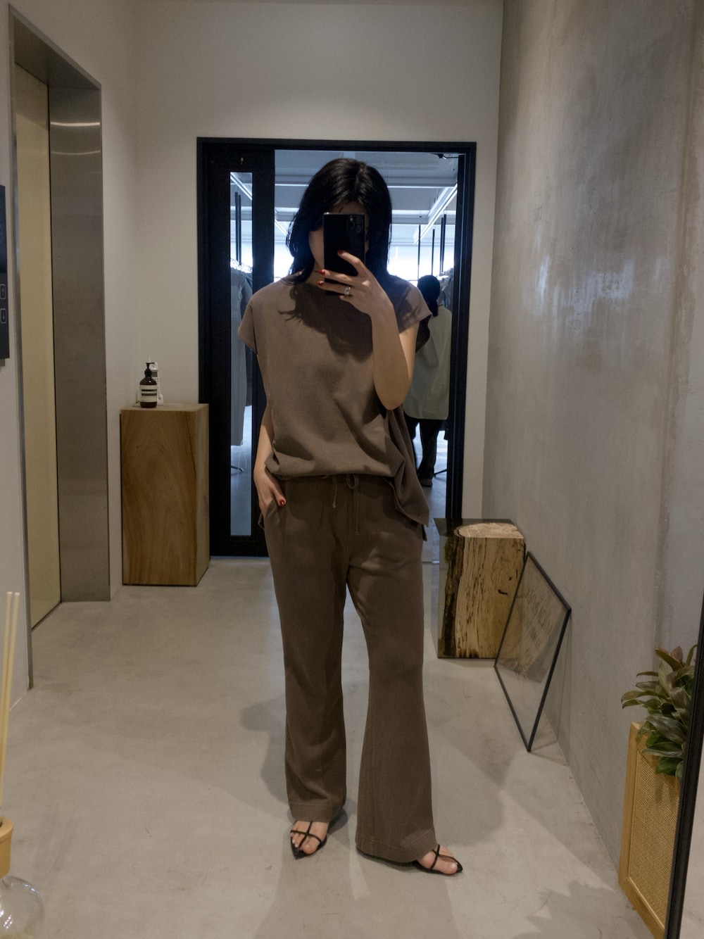 ブラウン系のその他パンツ、ブラウン系のTシャツ/カットソーを着用したレディースの夏コーディネートの1枚目の写真
