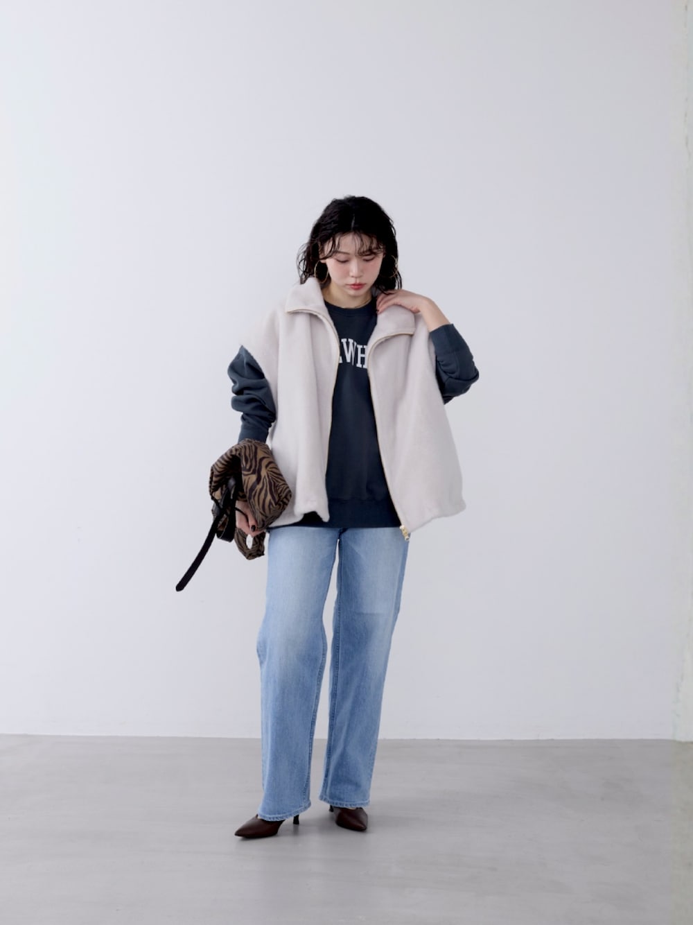 デニムパンツを使った「ファーベスト」の人気ファッション