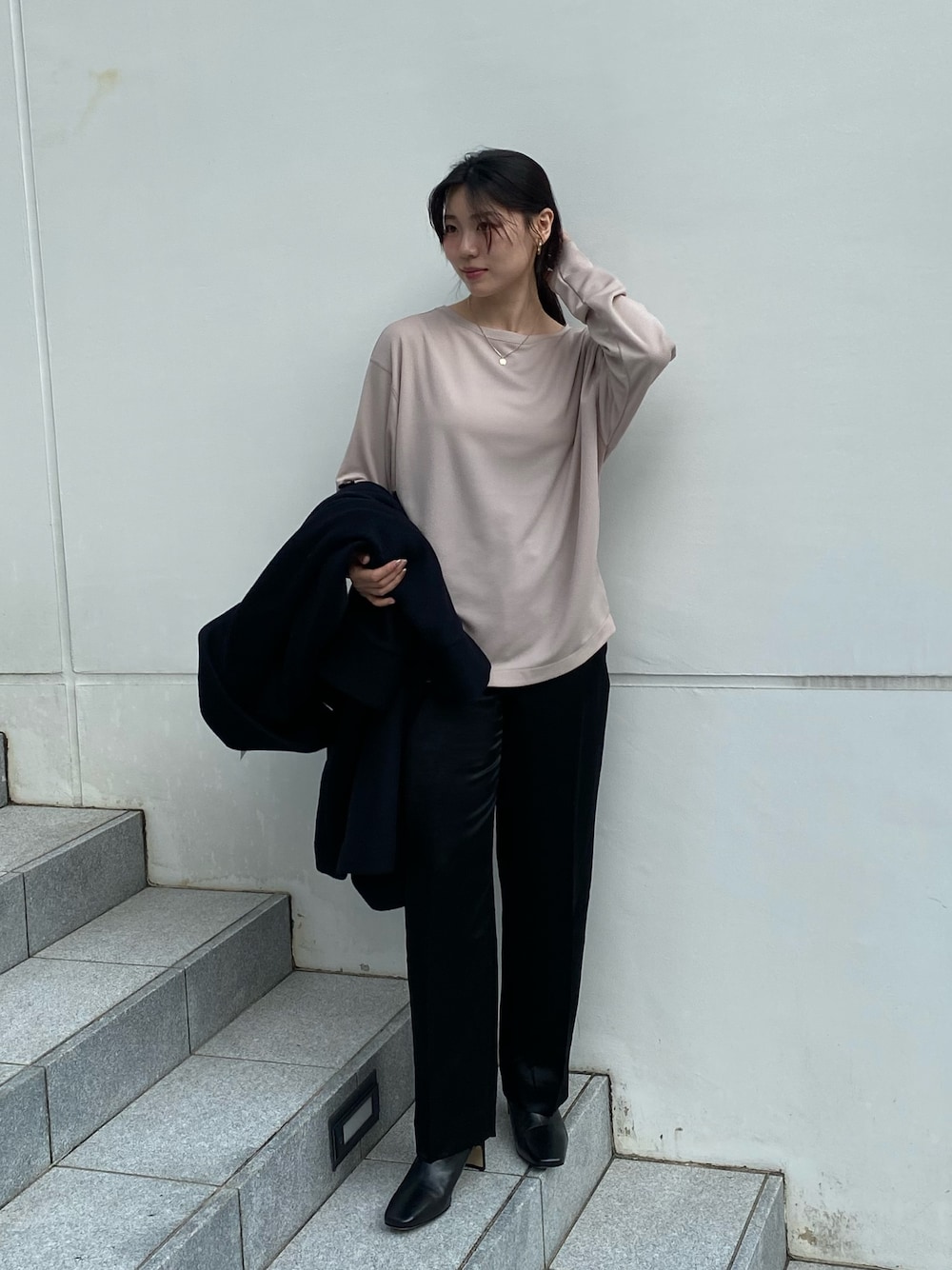 ピンク系のTシャツ/カットソー、ブラック系のその他パンツ、ブラック系のその他アウターを着用したレディースの秋コーディネートの1枚目の写真