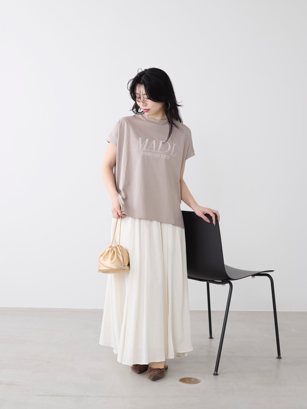 ベージュ系のTシャツ/カットソー、ホワイト系のスカートを着用したレディースの夏コーディネートの1枚目の写真