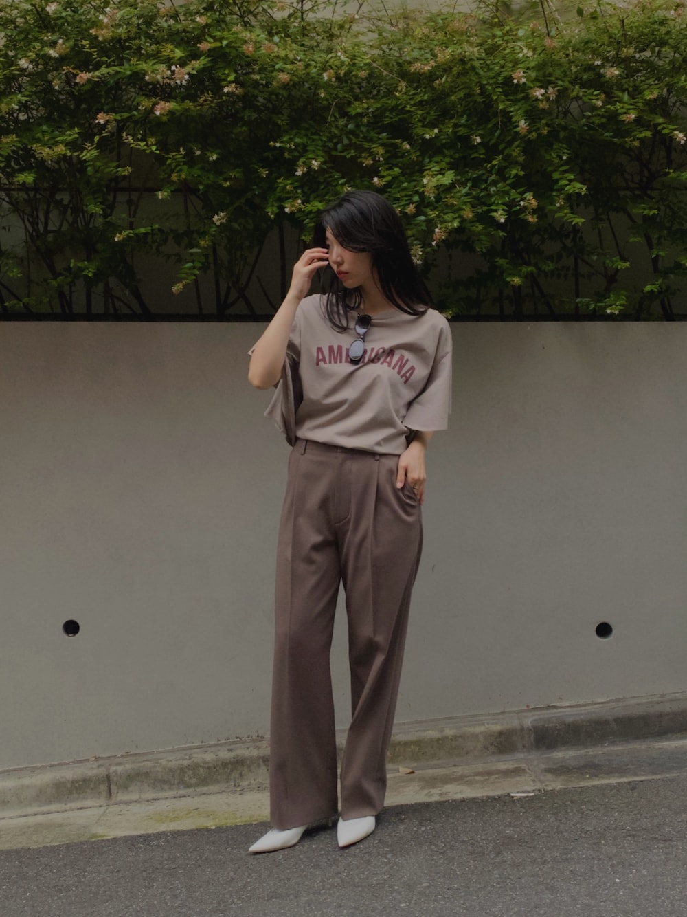 ベージュ系のTシャツ/カットソー、ブラウン系のその他パンツを着用したレディースの夏コーディネートの1枚目の写真