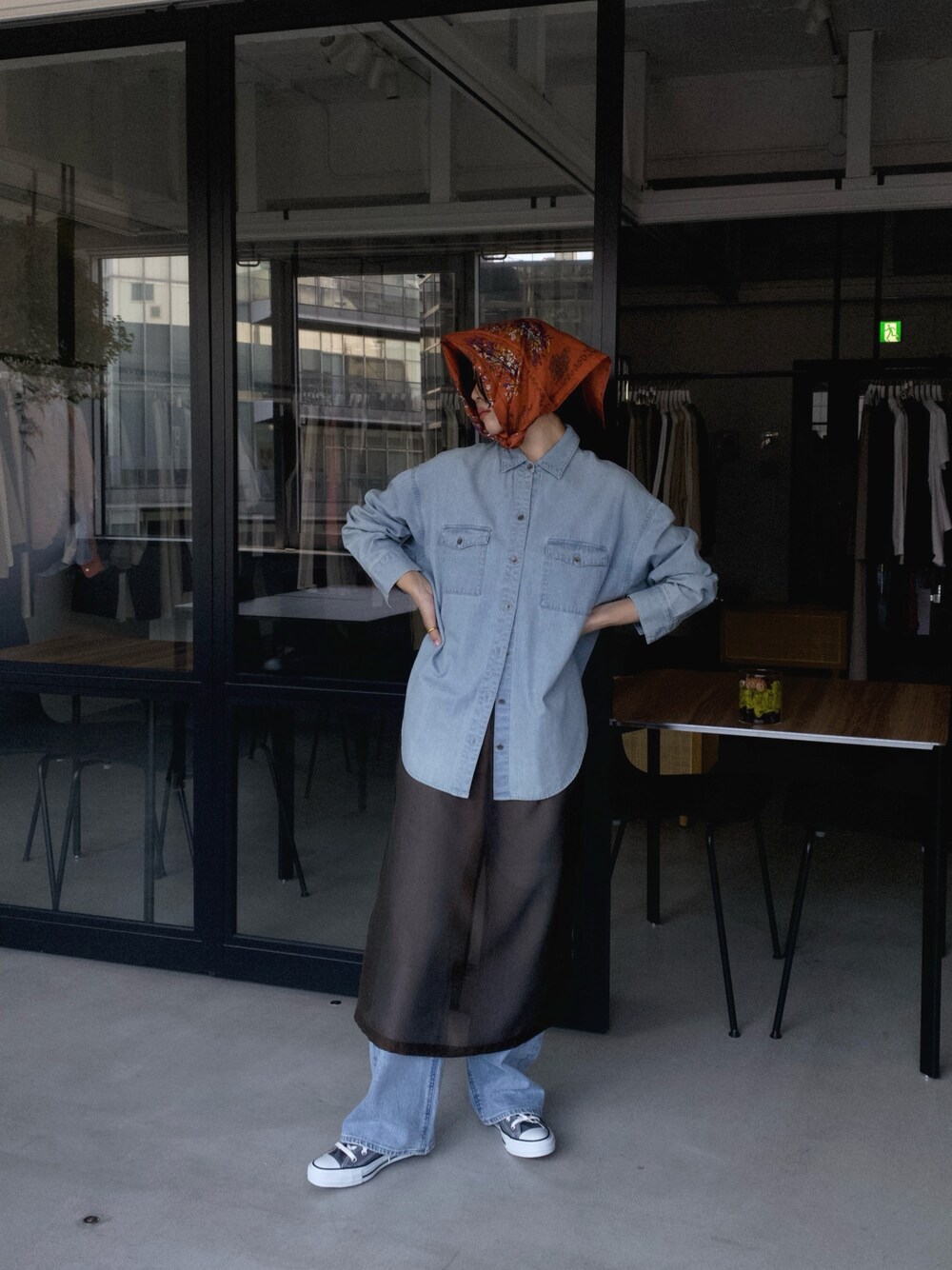 ブルー系のシャツ/ブラウス、ブラウン系のワンピース、ブルー系のデニムパンツを着用したレディースの夏コーディネートの1枚目の写真