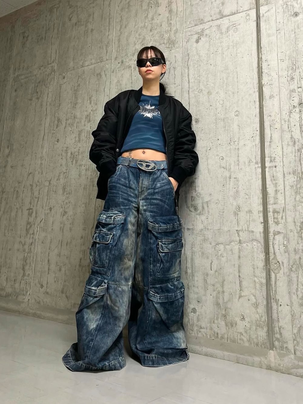 ブルー系のTシャツ/カットソー、ブルー系のベルトを着用したレディースの冬コーディネートの1枚目の写真