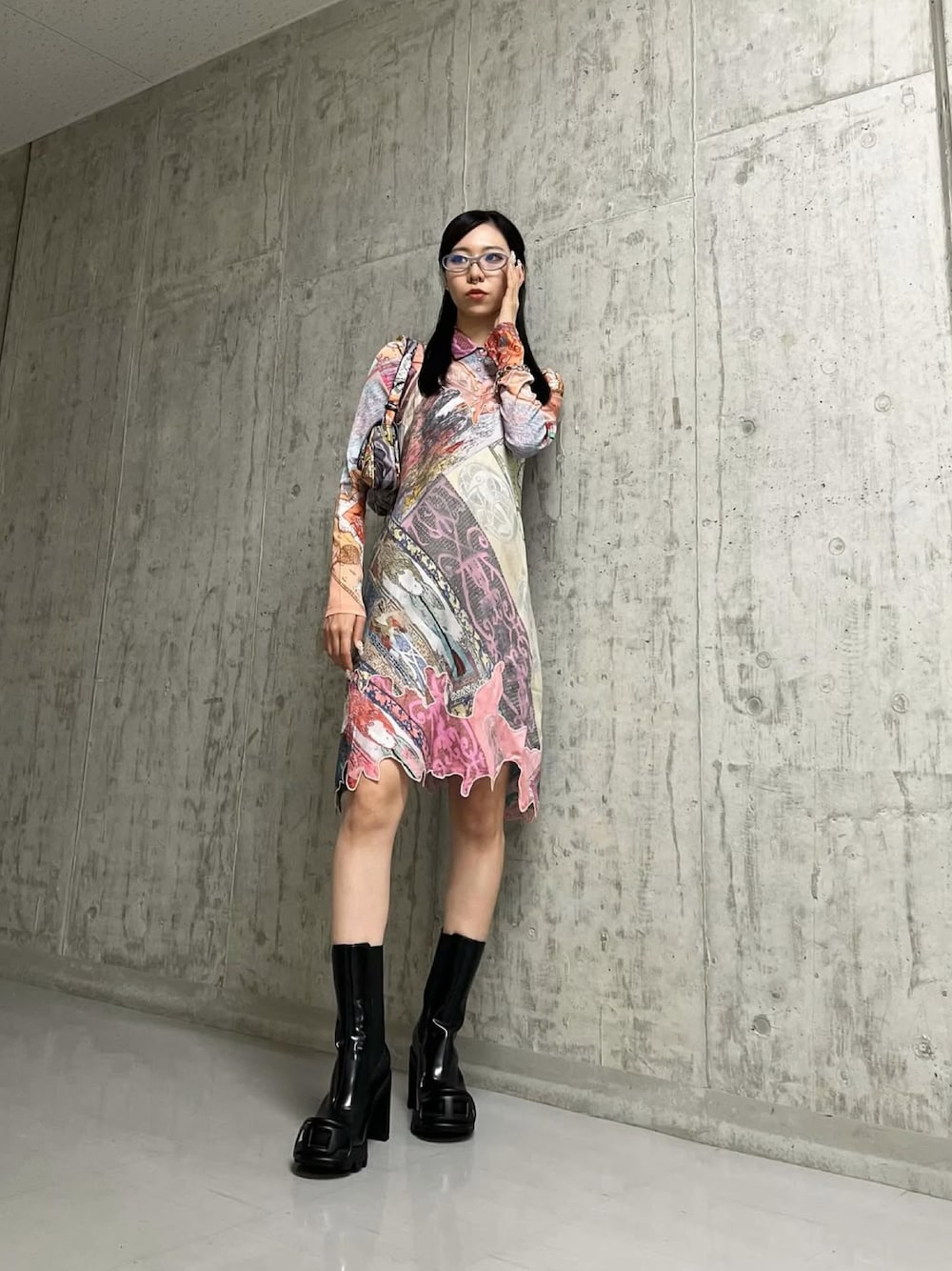 ブラック系のブーツ、その他のシャツ/ブラウス、その他のドレスを着用したレディースの夏コーディネートの1枚目の写真