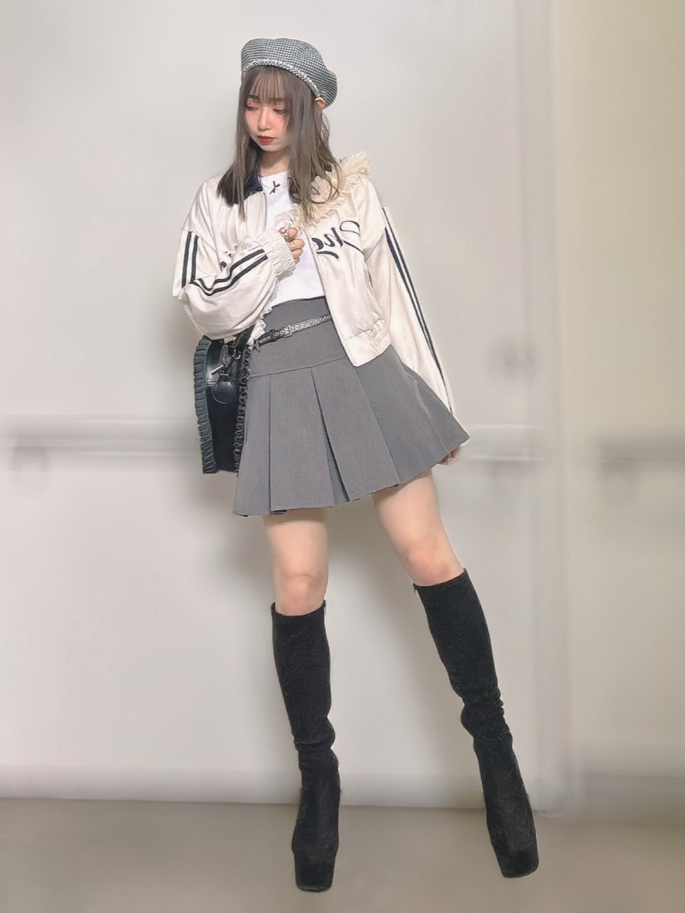 「スポーツミックス、おでかけコーデ、プチプラコーデ、プチプラ、カジュアルガーリー、ジャージ、低身長コーデ、フリル、骨格ウェーブ、淡色コーデ」｜「LILY BROWNのアイテム（ハンチング/ベレー帽、グレー系）」を使った、Luluさん（レディース・154cm）の春コーディネートの1枚目の写真
