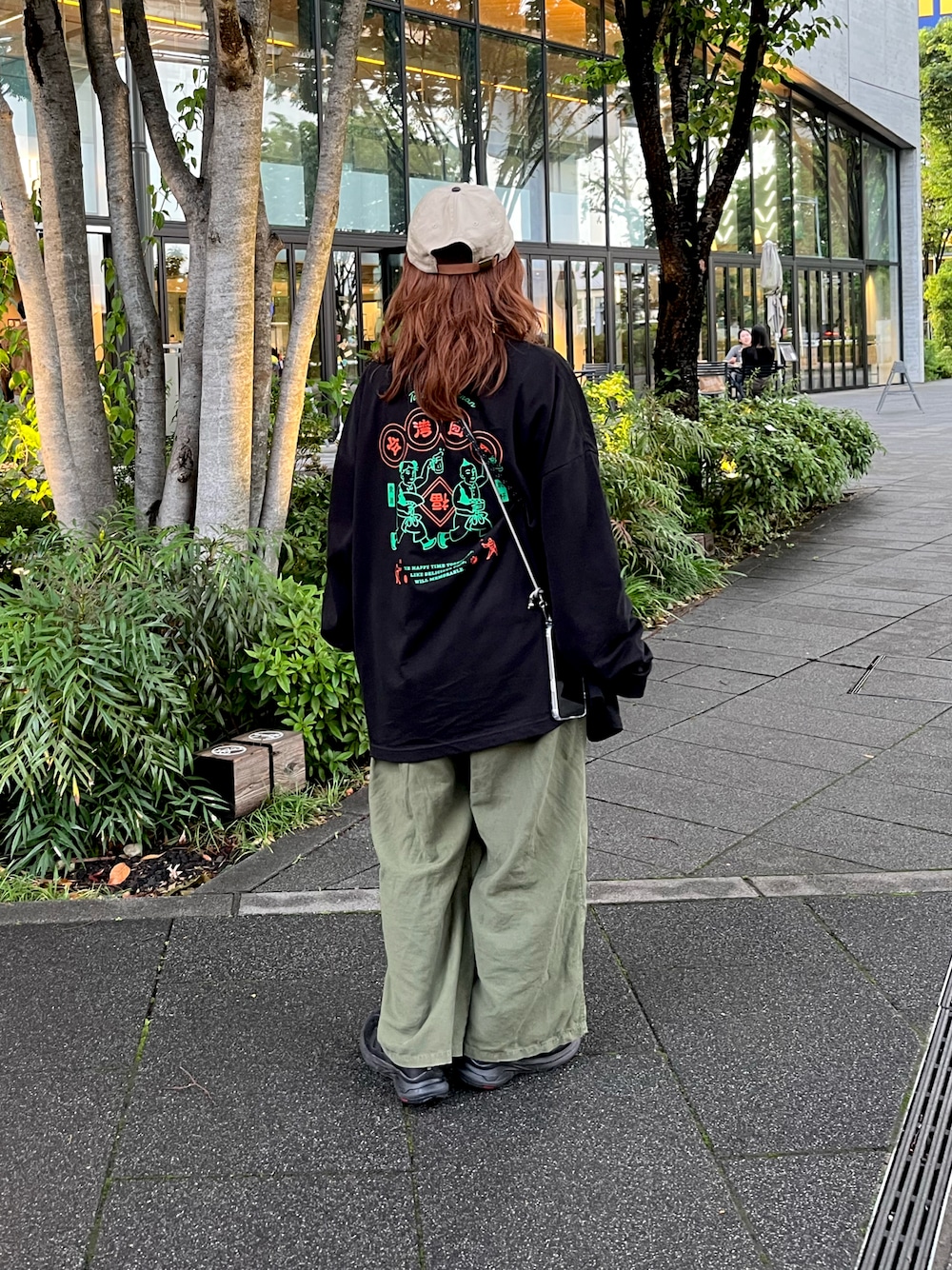 「ロンT、キャップ、ワイドパンツ、パンツスタイル、SALOMON、スニーカー、フェスコーデ、フェススタイル、パーマ、台湾」｜「台湾団欒のアイテム（Tシャツ/カットソー、ブラック系）」を使った、tarky3さん（レディース・145cm）の春コーディネートの1枚目の写真