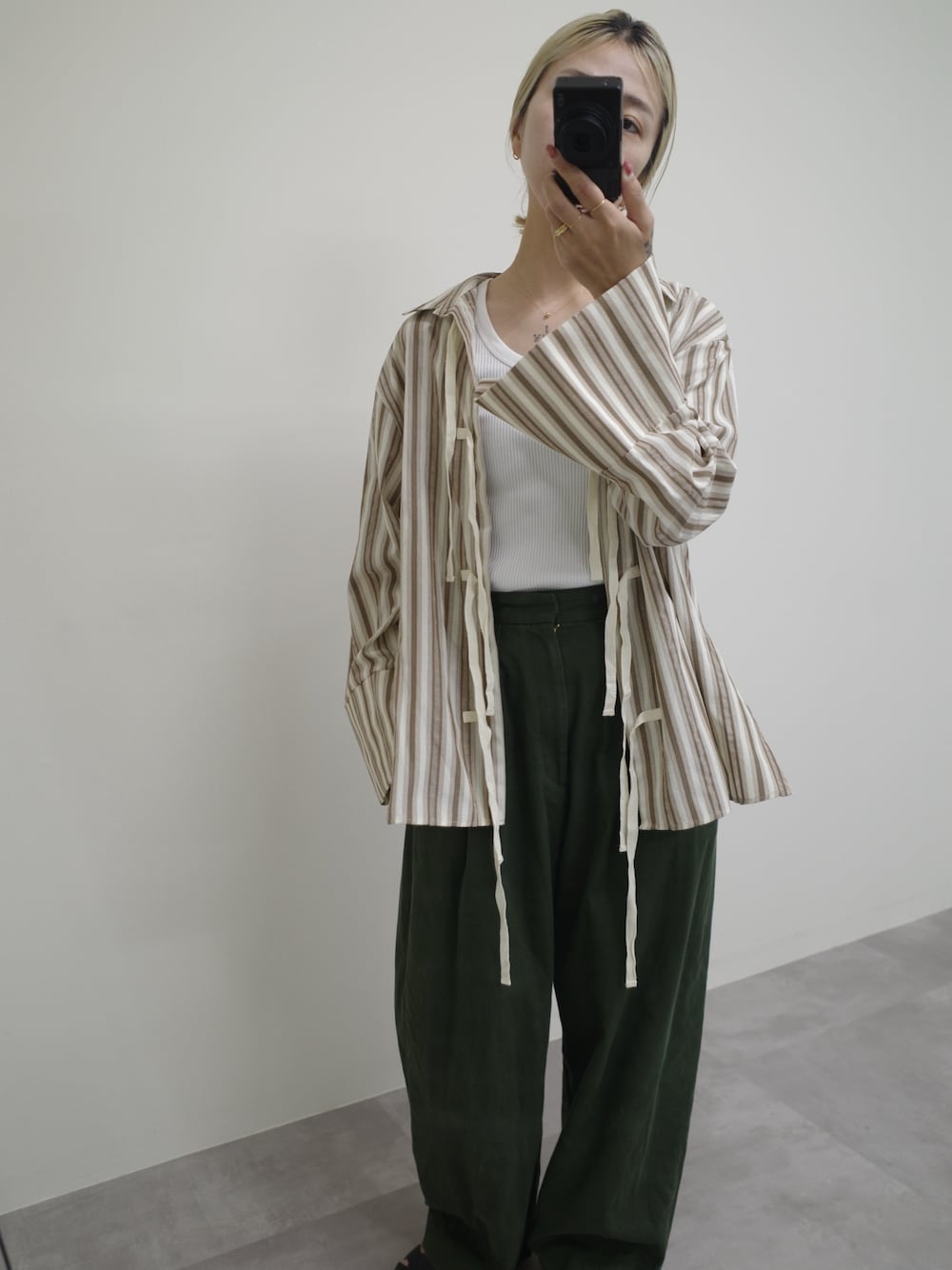 6（ロク）の「＜6(ROKU＞タックパンツ オリーブ（スラックス）」 - WEAR
