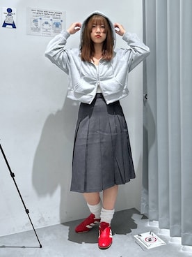 「3.3 Field Trip （3.3フィールドトリップ）の3.3 Field Trip／スタッズロゴジップパーカー（ウラケ）（パーカー、グレー系）」を使った、シラベさん（レディース・163cm）の春コーディネート