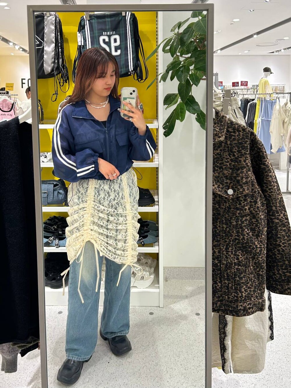 「個性派、差し色コーデ、女子ウケ」｜「JEANASISのラバーチェルシーブーツ/114214（ブーツ、ブラック系）」を使った、shirabe108さん（レディース・163cm）の春コーディネートの1枚目の写真