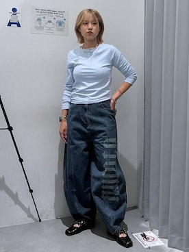 「ALAND（エーランド）のALAND×UMBRO／フェードレターロゴパンツ（デニムパンツ、ブルー系）」を使った、シラベさん（レディース・163cm）の秋コーディネート