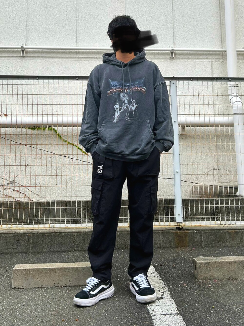 「オトナカジュアル、秋のコーデ、カジュアルコーデ、シンプルスタイル、プチプラ、パーカー、VANS、ストリート、カーゴパンツ、スニーカー、シンプルコーデ、Y-3、ラクチンコーデ、ストリートコーデ、カーゴパンツコーデ」｜「MASONPRINCEの【日本別注・ZOZOTOWN限定】 MPオリジナル ビッグシルエット ヴィンテージ加工 ロックパーカー WY6117【M.P Studios】（パーカー、グレー系）」を使った、ひろやん。さん（メンズ・172cm）の秋コーディネートの1枚目の写真