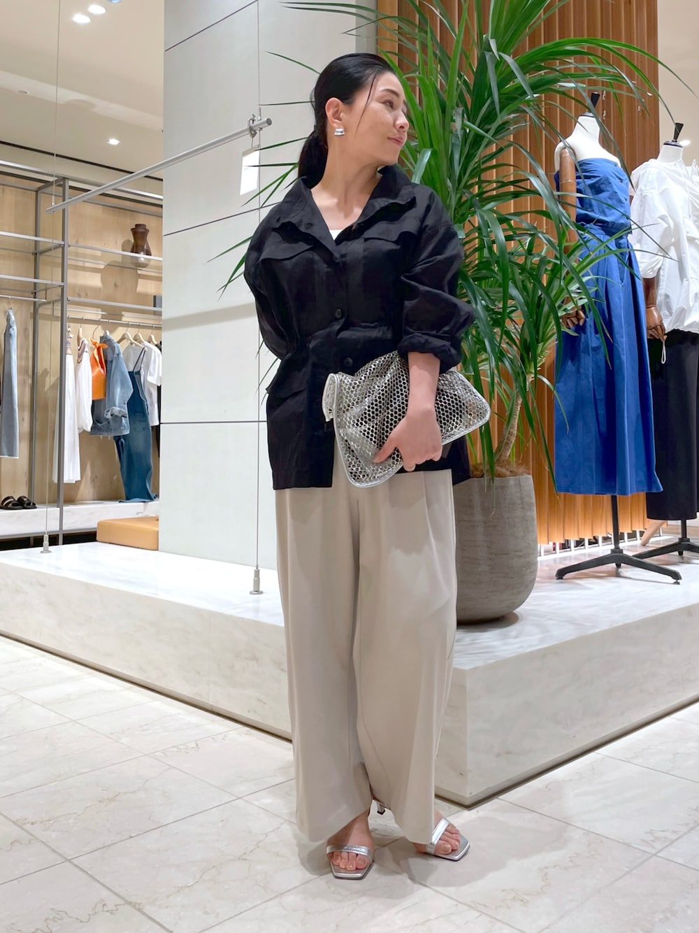 「スポーツミックス、サンダル、夏服コーデ、シンプルカジュアル、ラクチンコーデ、キレイめカジュアル、大人女子、パンツコーデ、夏コーデ、大人ファッション、リラックススタイル、ブラック、シアー、シアージャケット、夏」｜「GALLARDAGALANTEの【ARRON】メッシュバッグ（トートバッグ、シルバー系）」を使った、ggakemさん（骨格ウェーブ・レディース・158cm）の夏コーディネートの1枚目の写真