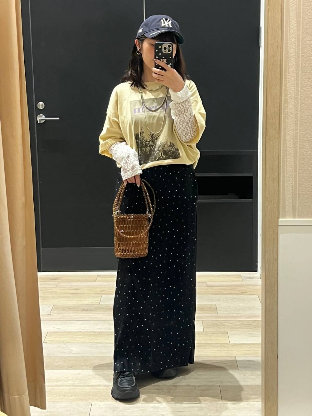 ベージュ系のTシャツ/カットソー、ブラウン系のショルダーバッグ、その他のスカートを着用したレディースの春コーディネートの1枚目の写真
