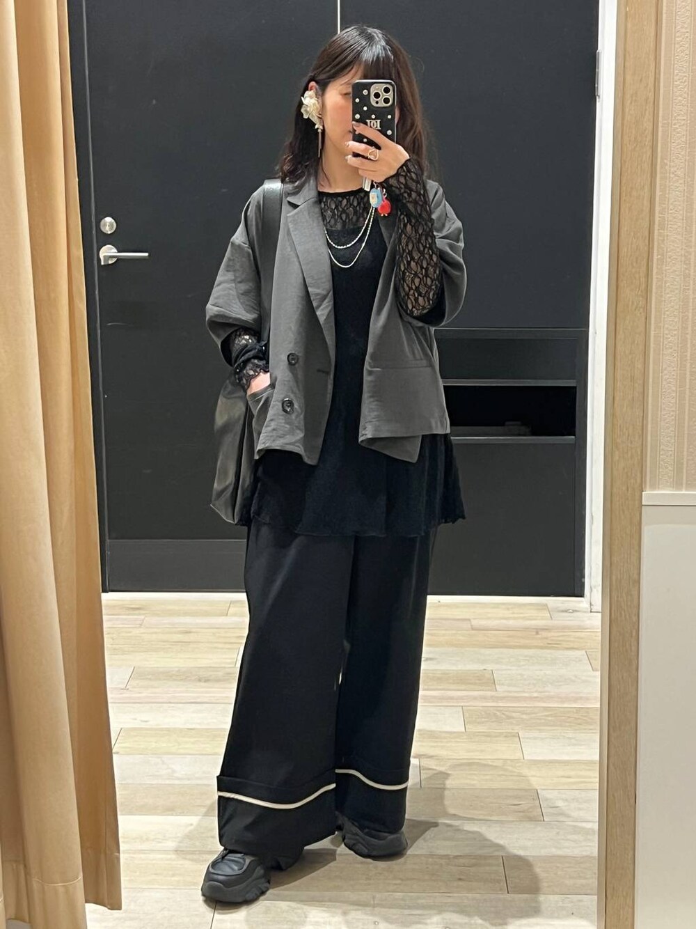ブラック系のその他パンツ、ブラック系のシャツ/ブラウス、ブラック系のショルダーバッグを着用したレディースの春コーディネートの1枚目の写真