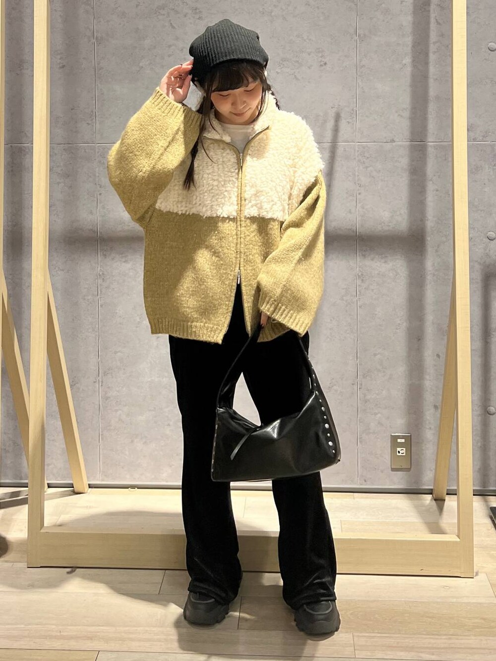 ホワイト系のTシャツ/カットソー、ブラック系のその他パンツ、ブラック系のハンドバッグを着用したレディースの冬コーディネートの1枚目の写真