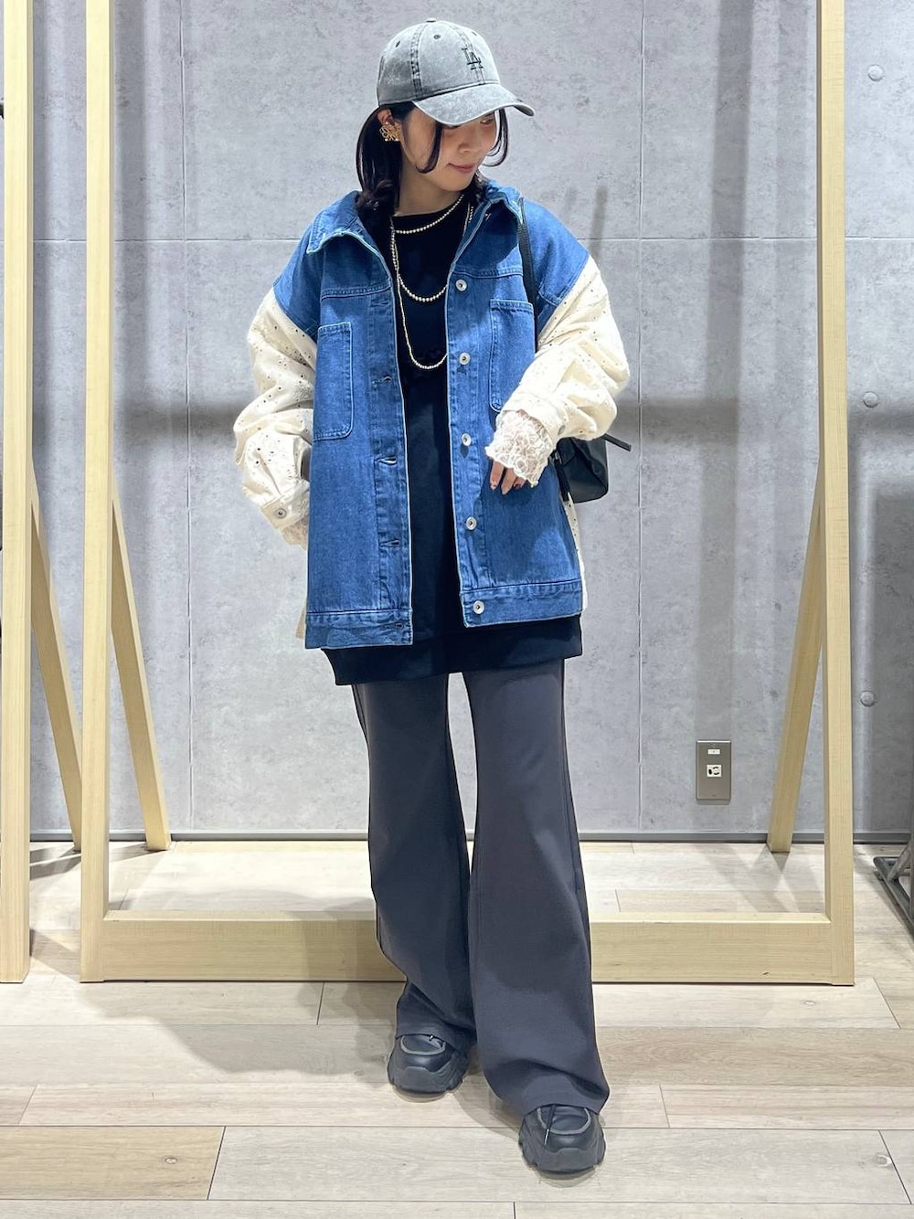 ブラック系のボストンバッグ、グレー系のその他パンツ、ホワイト系のTシャツ/カットソーを着用したレディースの冬コーディネートの1枚目の写真