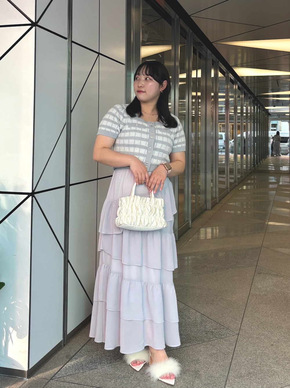 「サンダル、きれいめコーデ、楽チンコーデ、大人女子、大人ファッション、ミニバッグ、オトナカジュアル、おしゃれさんと繋がりたい、大人ガーリー、オフィスカジュアル、大人コーデ」｜「one after another NICE CLAUPの【6段階サイズ調整可能】フリルティアードスカート（スカート、ブルー系）」を使った、るなさん（レディース・158cm）の春コーディネートの1枚目の写真
