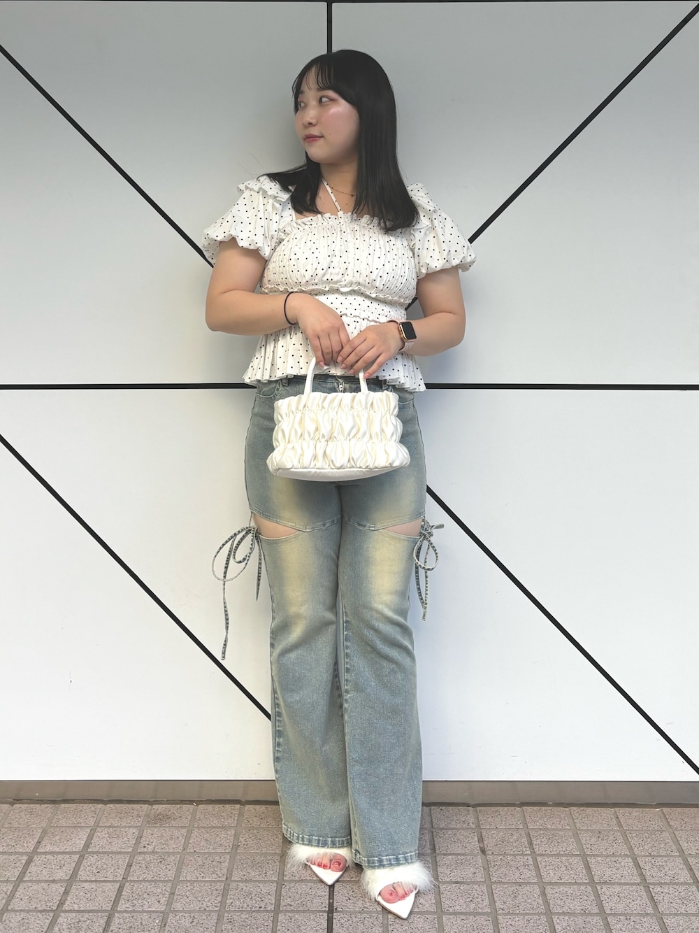 「サンダル、ワイドパンツ、シンプルコーデ、きれいめコーデ、大人ファッション、楽チンコーデ、オトナカジュアル、大人女子」｜「one after another NICE CLAUPのサイドオープンフレアデニムパンツ（デニムパンツ、ブルー系）」を使った、るなさん（レディース・158cm）の春コーディネートの1枚目の写真