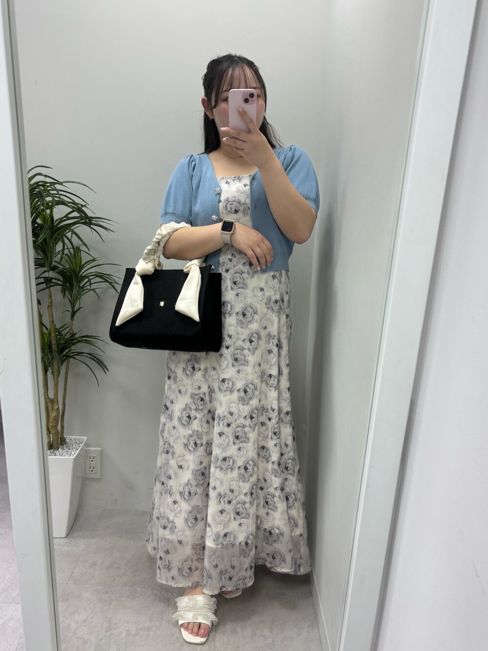 ホワイト系のワンピース、ブラック系のトートバッグ、ブルー系のカーディガン/ボレロを着用したレディースの夏コーディネートの1枚目の写真