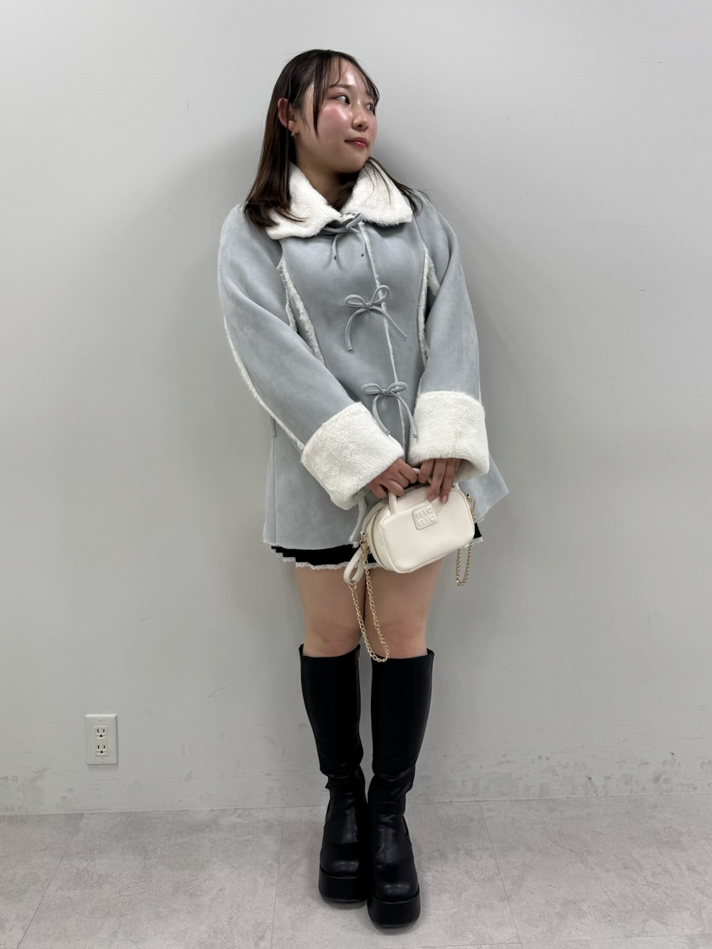 「プチプラ、淡色コーデ、冬アウター、キレイめカジュアル、冬のコーデ、大人女子、今日のコーデ」｜「one after another NICE CLAUPのペプラムリボンフェイクムートンコート（ムートンコート、ブルー系）」を使った、るなさん（レディース・158cm）の冬コーディネートの1枚目の写真