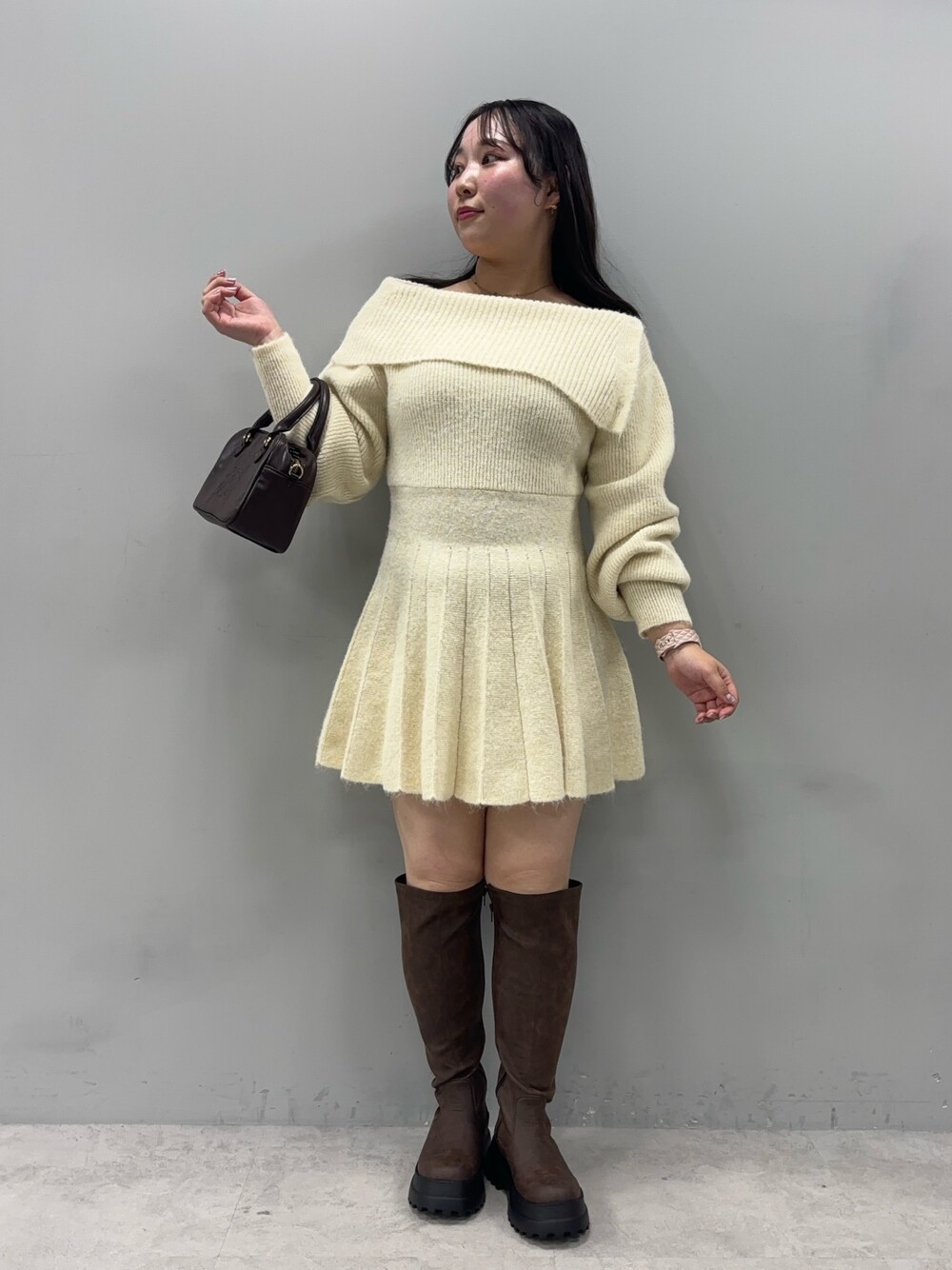 「秋っぽコーデ更新中」｜「one after another NICE CLAUPのオフショルプリーツニットワンピース（ワンピース、ホワイト系）」を使った、るなさん（レディース・158cm）の秋コーディネートの1枚目の写真