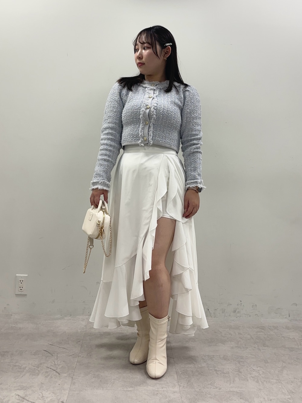 「淡色コーデ、キレイめカジュアル、休日スタイル、大人女子、今日のコーデ、おでかけコーデ、大人可愛い、オトナ女子、おしゃれさんと繋がりたい、大人ガーリー」｜「one after another NICE CLAUPのアシンメトリーアソートスカート（スカート、ホワイト系）」を使った、るなさん（レディース・158cm）の冬コーディネートの1枚目の写真
