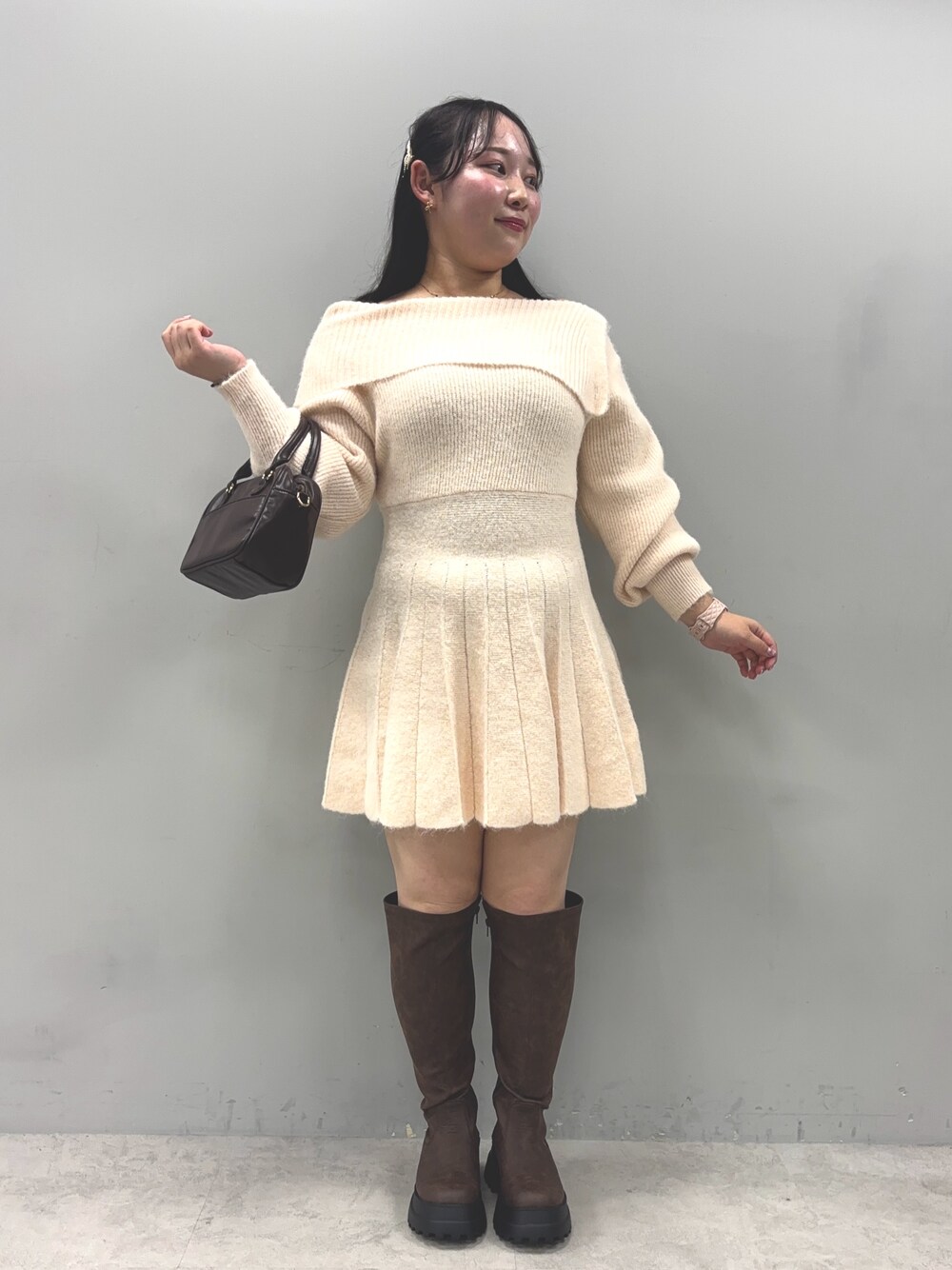 「秋っぽコーデ更新中」｜「one after another NICE CLAUPのオフショルプリーツニットワンピース（ワンピース、ピンク系）」を使った、るなさん（レディース・158cm）の秋コーディネートの1枚目の写真