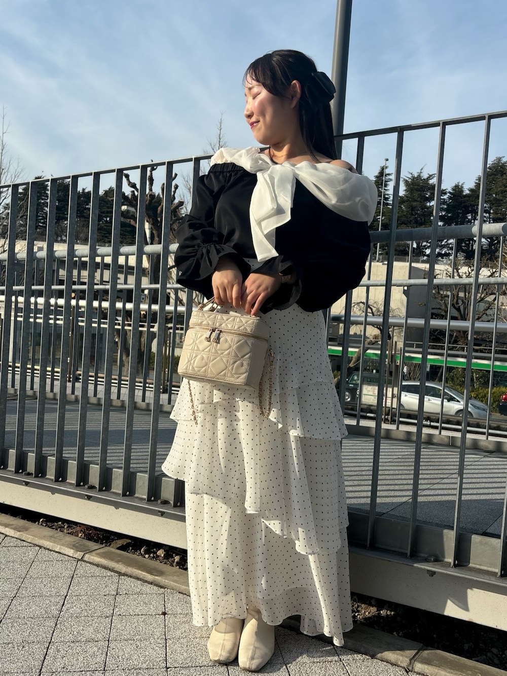 「プチプラ、今日のコーデ、おでかけコーデ、キレイめ、フリル」｜「one after another NICE CLAUPの【サイズ展開あり】ティアードロングスカート（スカート、ホワイト系）」を使った、るなさん（レディース・158cm）の春コーディネートの1枚目の写真