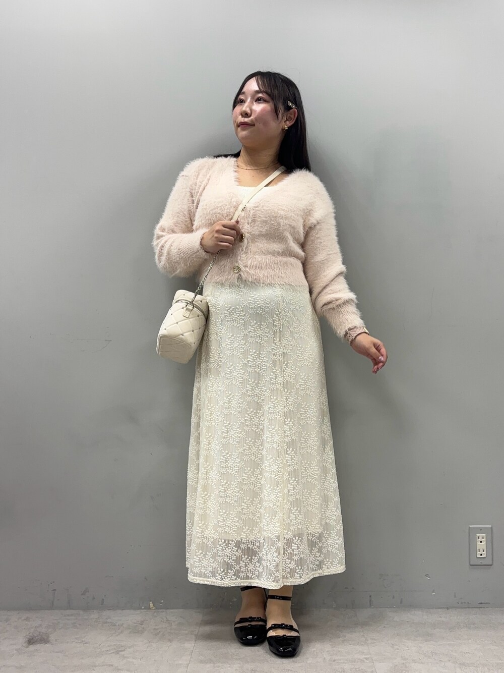 「秋っぽコーデ更新中」｜「one after another NICE CLAUPのゴールドボタンフェザーショートカーディガン（カーディガン/ボレロ、ピンク系）」を使った、るなさん（レディース・158cm）の秋コーディネートの1枚目の写真