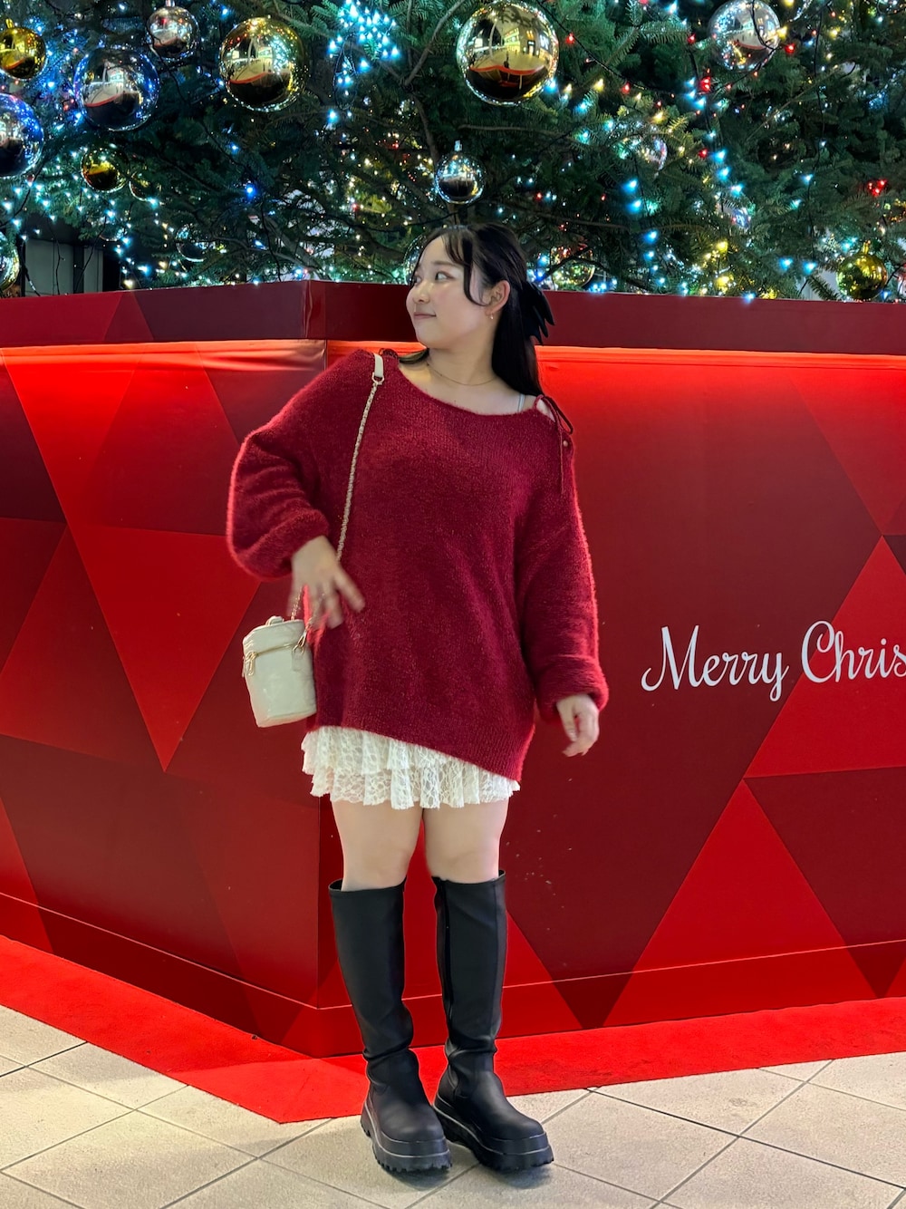 「クリスマスに着たい服、肌見せコーデ、最近のいい感じコーデ」｜「one after another NICE CLAUPの【Holiday collection】ゴールドボタンベロアモールリボンニット（ニット/セーター、レッド系）」を使った、るなさん（レディース・158cm）の冬コーディネートの1枚目の写真